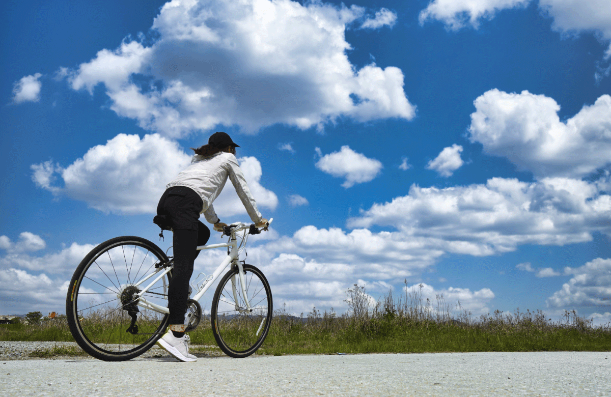 夏のメンタルケアのために自転車をこぐ女性