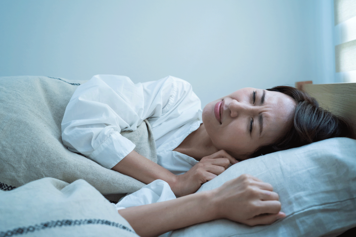 暑くてイライラ、眠れない女性