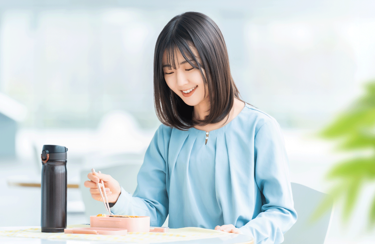 ランチを食べる女性