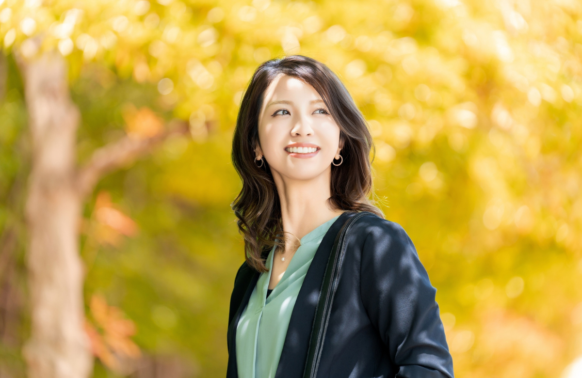 秋の屋外 女性