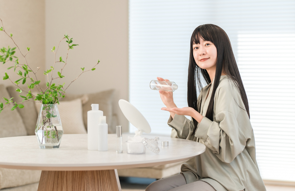 スキンケアする女性