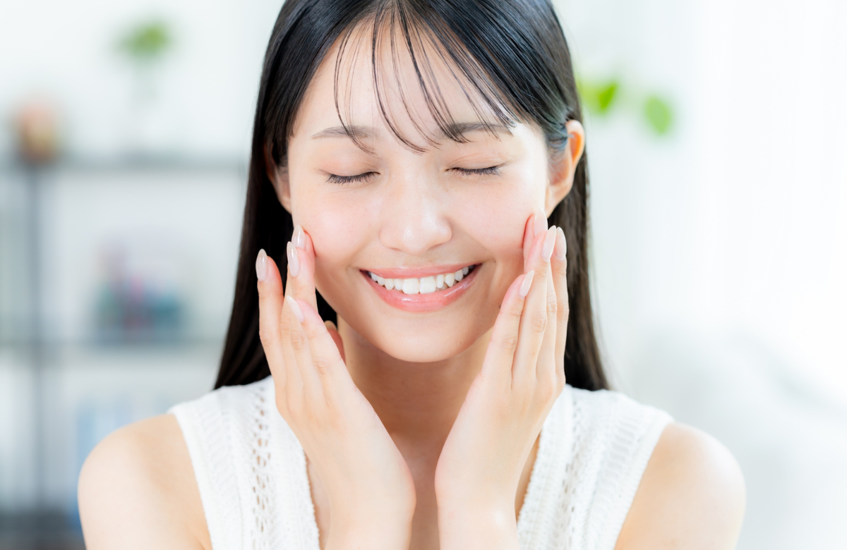 スキンケアする女性