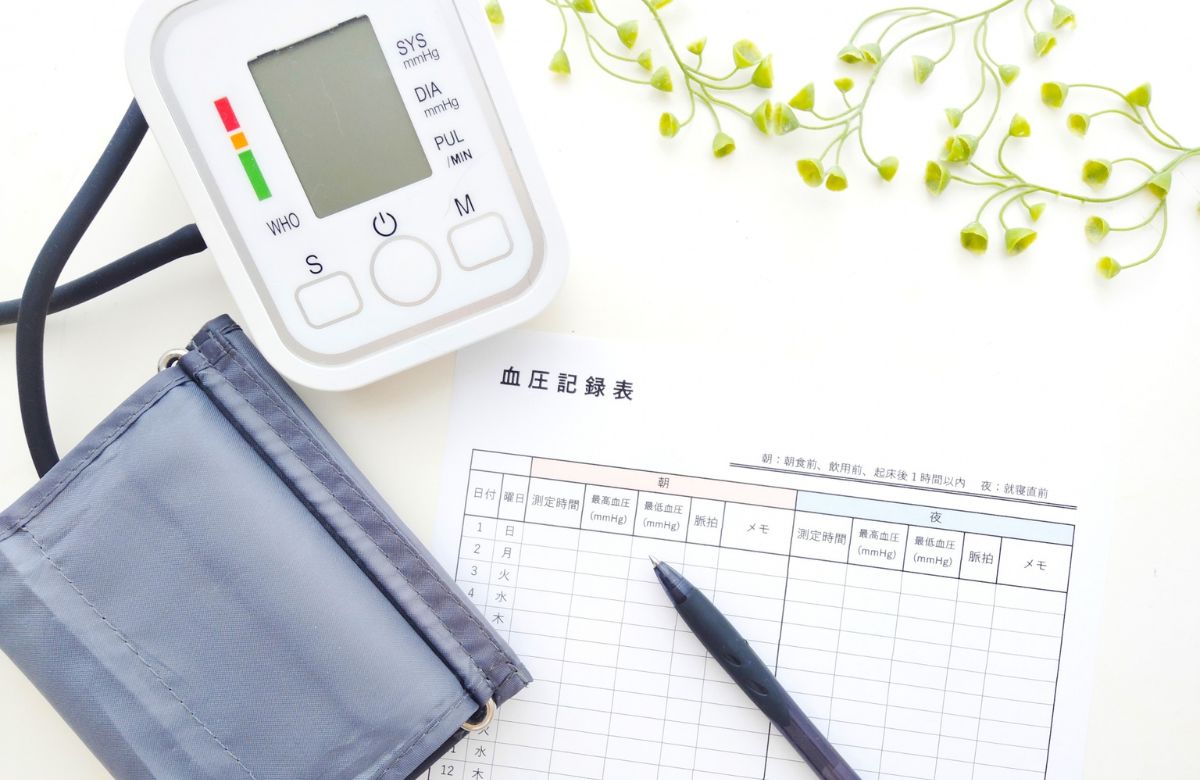 血圧測定器と血圧記録用紙