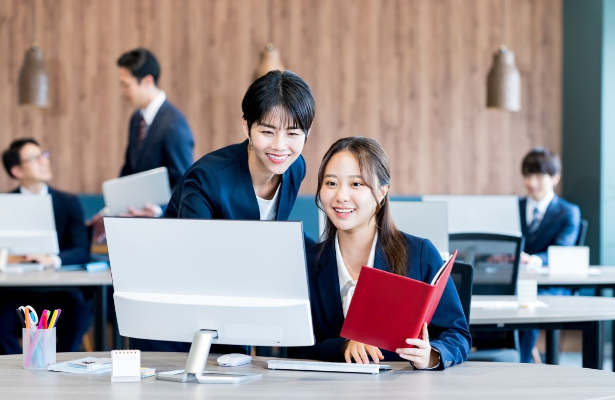 数人の会社員が働くオフィス