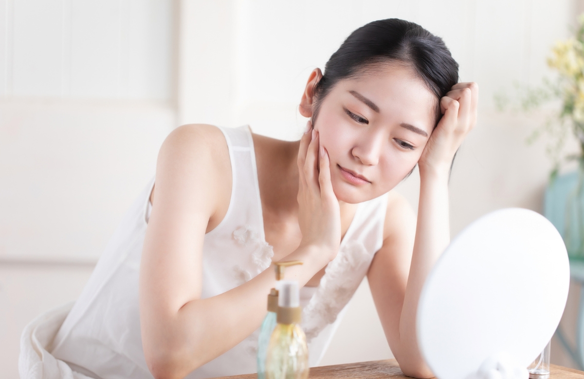 肌に悩む女性